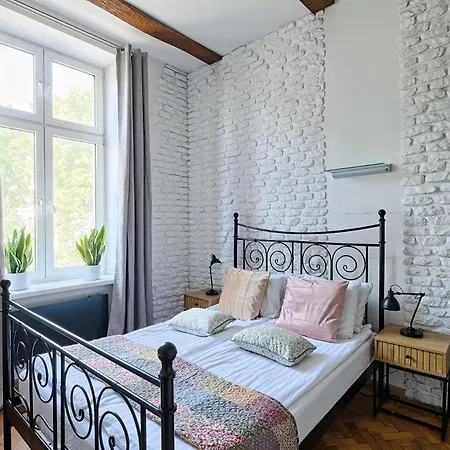 Urban Nest Dietla 69-8b *
