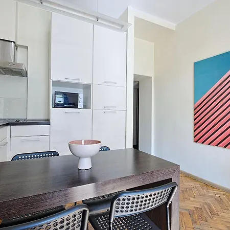 Urban Nest Dietla 69 *